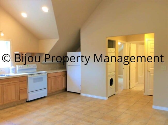 Building Photo - Nice Two Bed One Bath Home