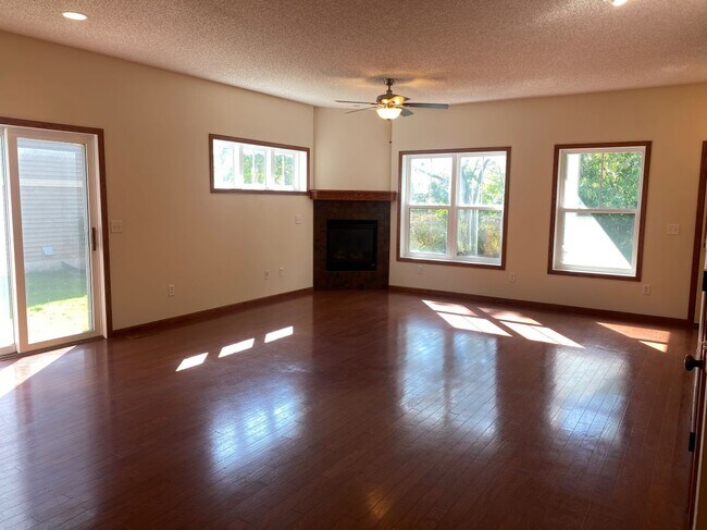 Building Photo - 3010 Cottage Ln N