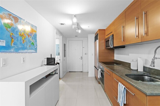 Building Photo - 465 Brickell Ave