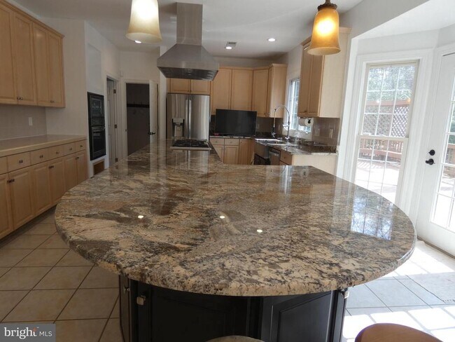 Building Photo - 6422 Lake Meadow Dr