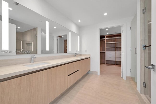 Building Photo - 2411 Laguna Cir