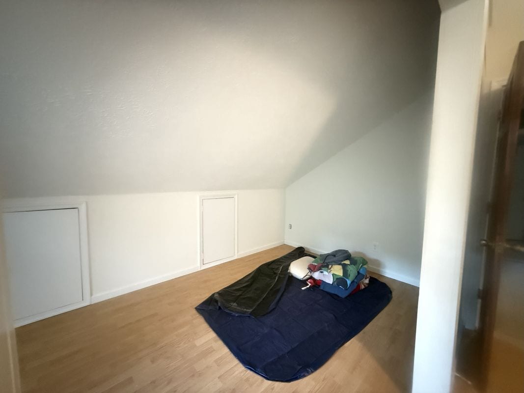 Building Photo - 1049 Alpine Dr