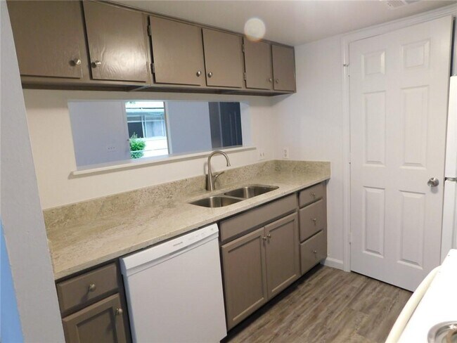 Building Photo - 1002 Fieldwood Dr