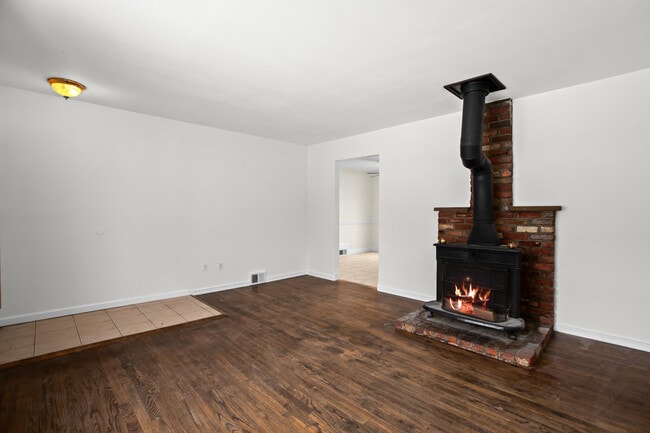 Building Photo - 4521 Thorncroft Ave