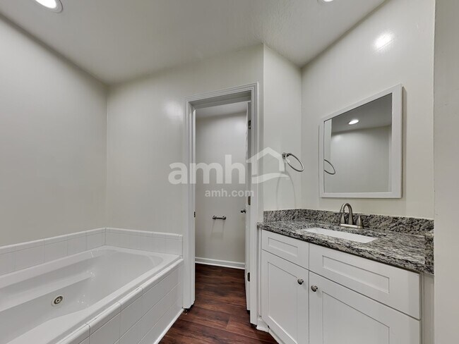 Building Photo - 105 Redrock Ct