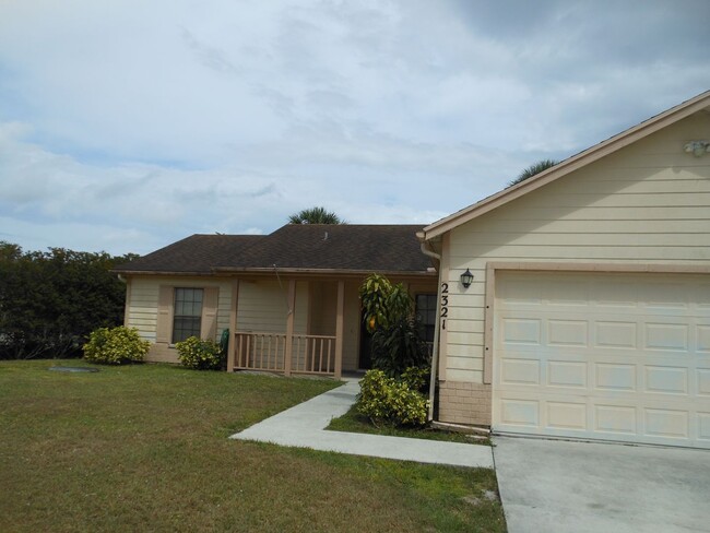 Building Photo - 3 BEDROOM, 2 BATH CANAL FRONT HOME CONVENI...