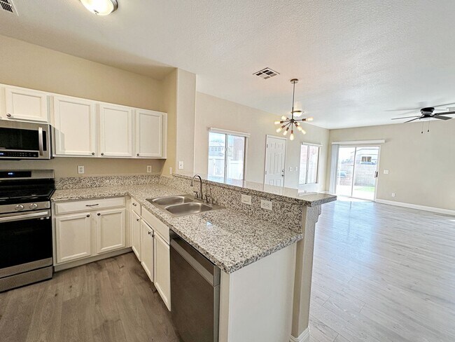 Building Photo - 3 BEDROOM TOWNHOME WITH YARD + 2 CAR GARAG...