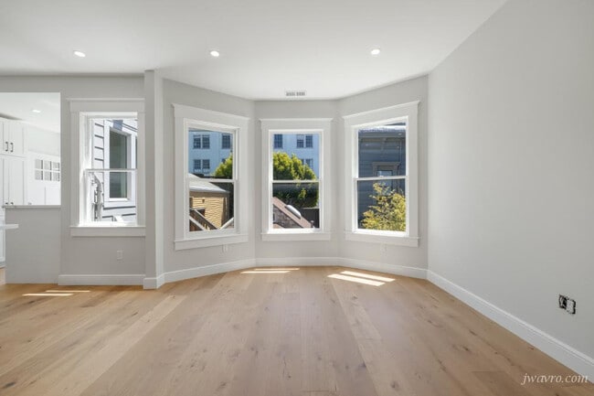 Building Photo - 439 Oak St