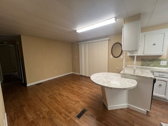 Building Photo - Quiet 2 bedroom home
