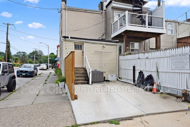 Building Photo - 1700 Byrd St