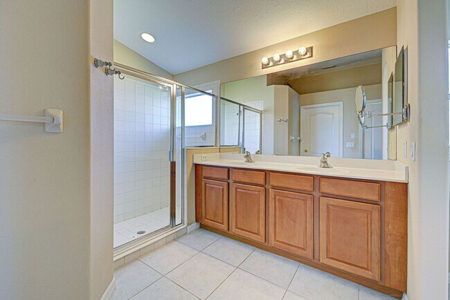 Building Photo - 2134 Boxwood St