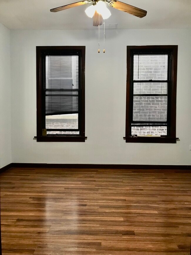 Building Photo - 940 W 31st Pl