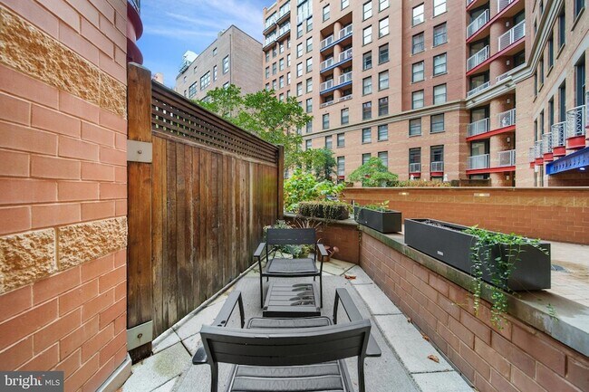 Building Photo - 616 E Street NW Unit 256