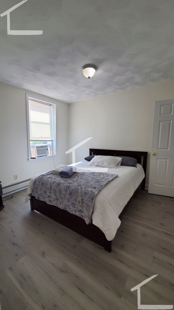 Building Photo - Conveniently located, beautifully maintained Apt with modern appliances.  A/C.  Near Public Trans...
