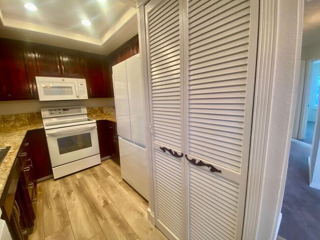 Building Photo - Pleasanton Townhouse, 2 Bed 2 Bath Upstairs End Unit, Private Patio, 2 parking spots, Close to do...