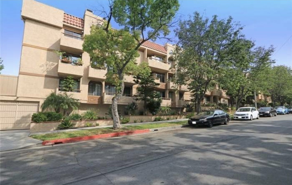 Building Photo - 441 E San Jose Ave