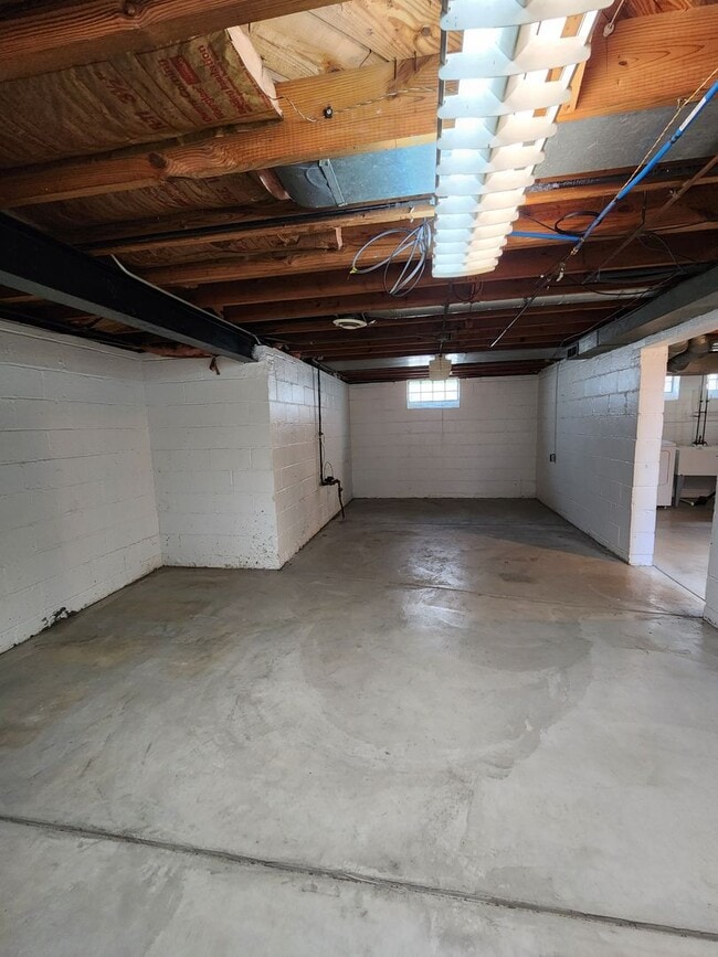 Building Photo - Beautiful 3 Bedroom Home For Rent