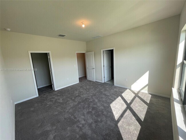 Building Photo - 2112 Appleton Cir S
