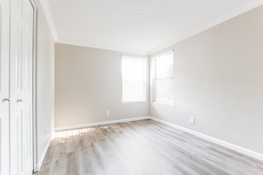 Building Photo - 2051 N Villas Ln