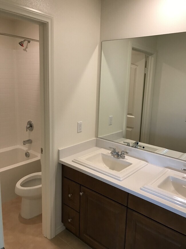 Building Photo - 5 bed home in RiverBend community, Eastval...