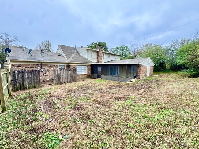 Building Photo - 2664 Richwood St