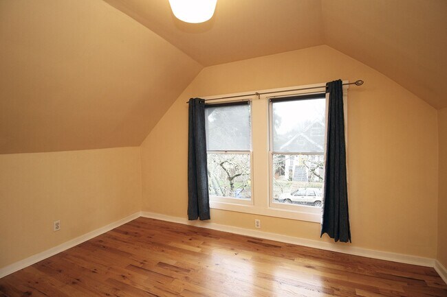 Building Photo - Delightful Remodeled Alberta Arts 3 Bed/2 Bath Bungalow