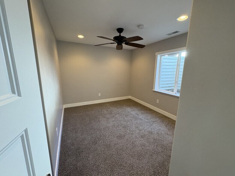 Building Photo - 975 E 2850 N