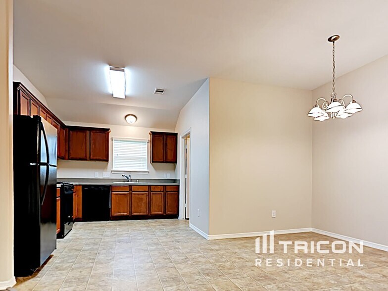 Building Photo - 110 N Golden Oak Dr