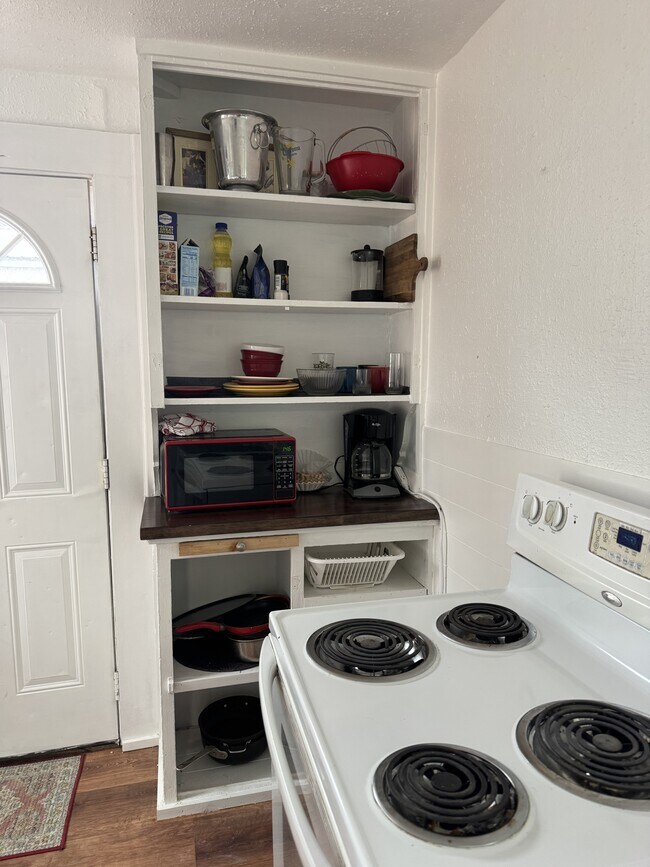 Building Photo - 1015 Pine Ave