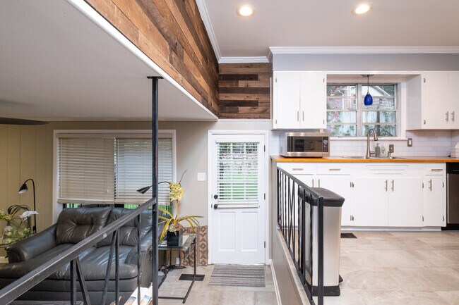 Building Photo - 312 Schoolwood Ln