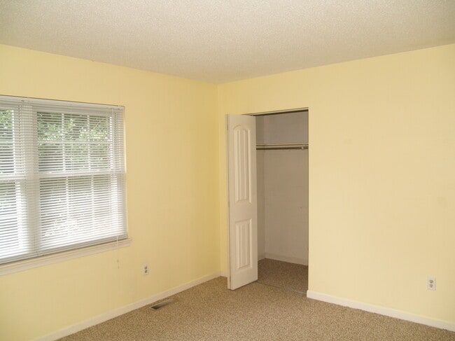 Building Photo - 8907 Hunter Ridge Dr