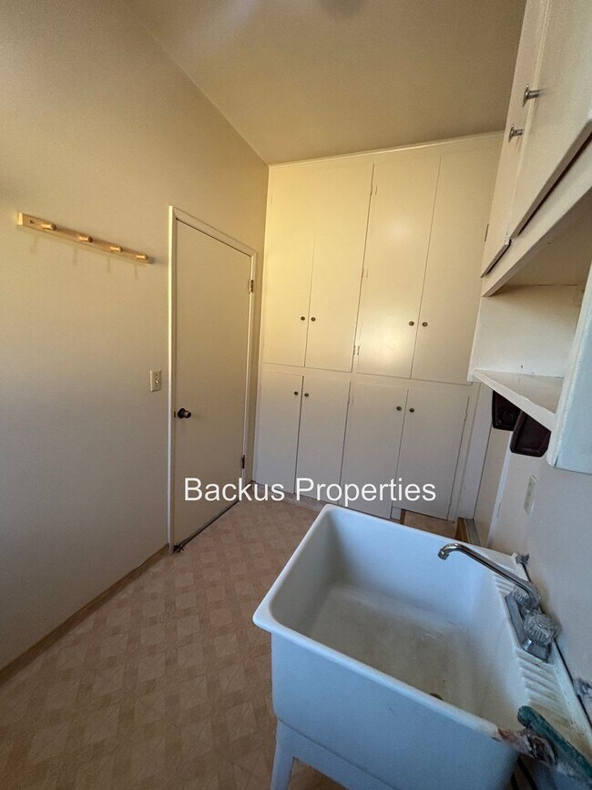 Building Photo - Wonderful three bedroom home in South Salinas