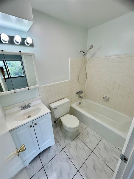 Building Photo - 1401 NE 57th Pl