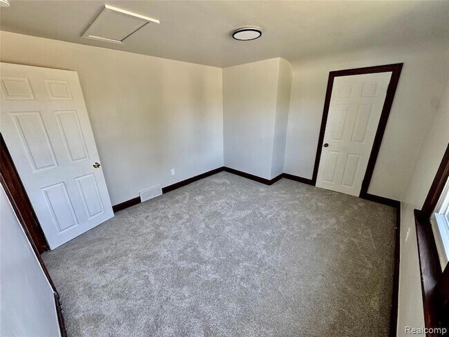 Building Photo - 15511 N Park Ave