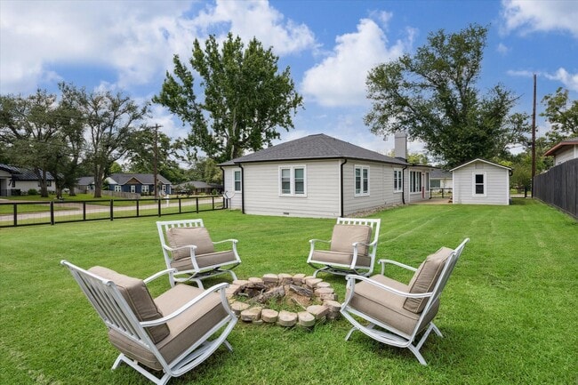 Building Photo - 711 S Tesch St