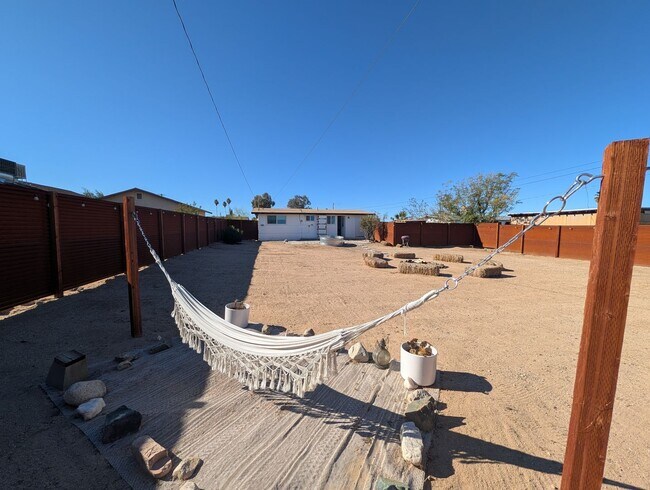 Building Photo - Adorable 2 bedroom 1 bathroom home *** FIRST MONTH DISCOUNTED RENT**