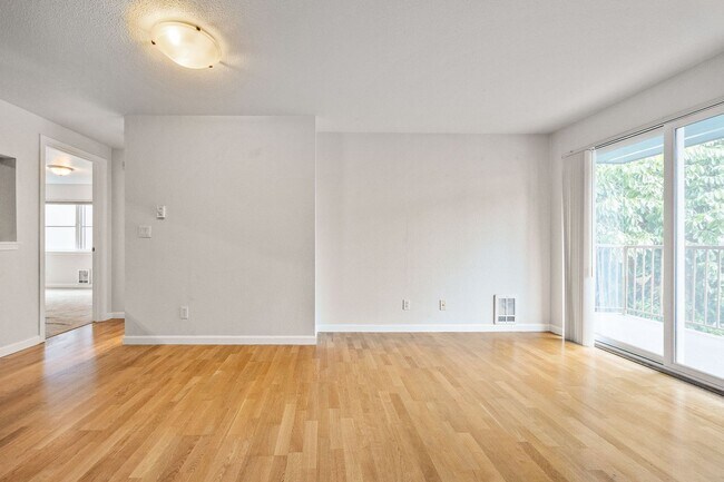 Building Photo - Location, Location!! 2-bedroom Condo in Ma...
