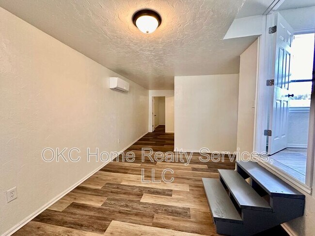 Building Photo - 3516 S St Clair Ave