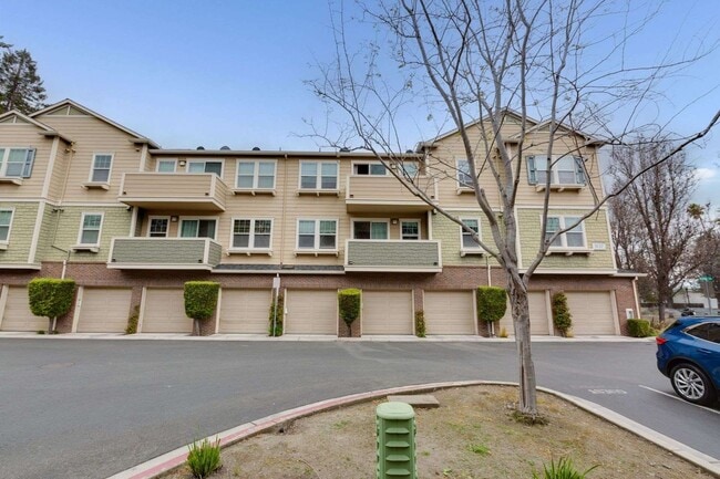 Building Photo - Stunning Top-Floor Condo with Open Layout,...