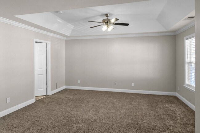 Building Photo - Spacious 3 bedroom 2.5 bath Townhome with 1 car garage