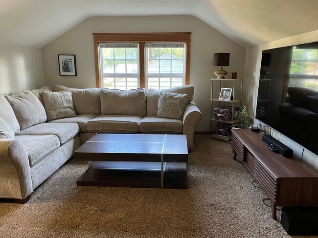 Building Photo - Beautiful custom 3 bedroom 2 bath house in...
