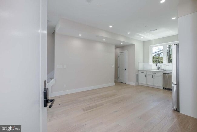 Building Photo - 722 Kenyon St NW