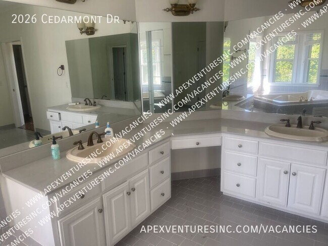 Building Photo - 2026 Cedarmont Dr