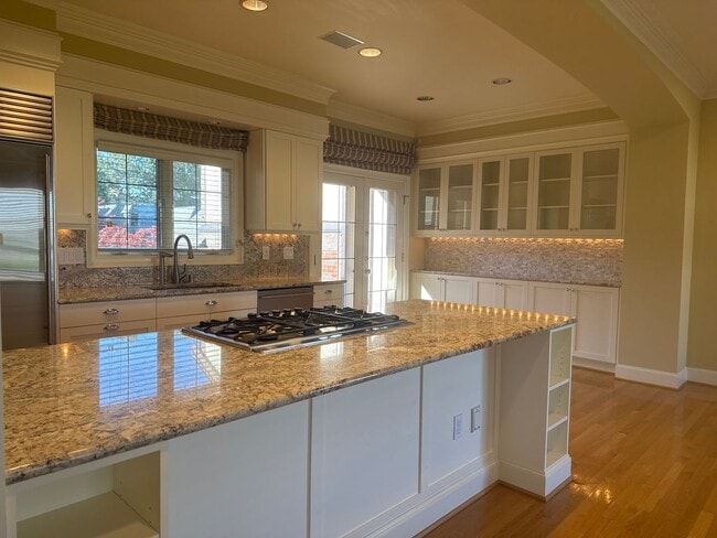 Building Photo - Exceptional 3 bed, 3 bath in Houghton Kirk...