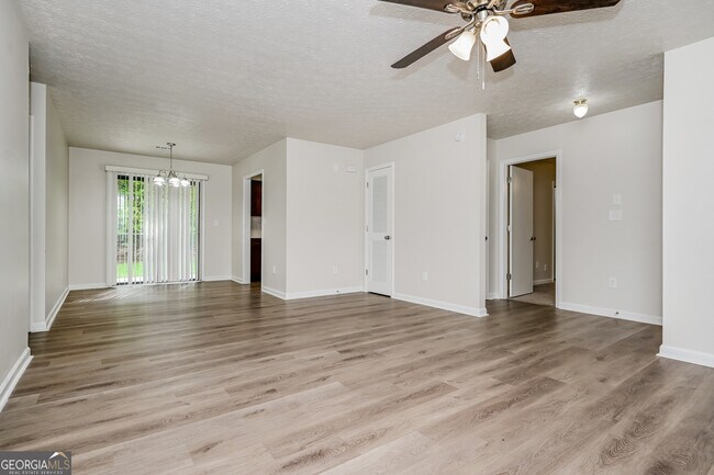 Building Photo - 2140 Teri Ln SE