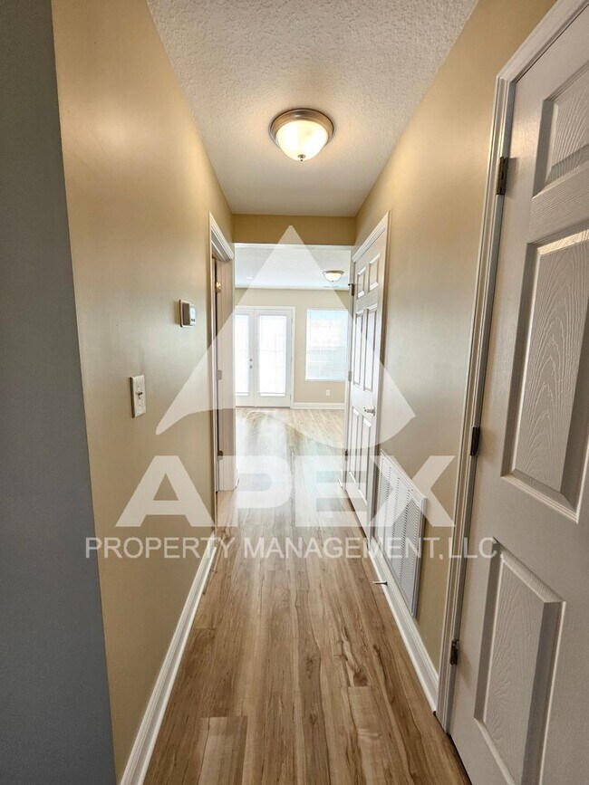 Building Photo - AVALON TOWNHOMES – LIKE NEW - 2 Bd/2.5 Ba Townhome off Topside Road with convenient access to Mar...