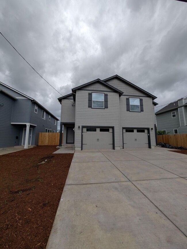 Building Photo - 975 W 27th Ave