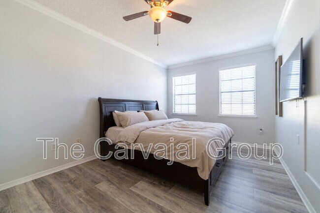 Building Photo - 2210 Seven Oaks Dr