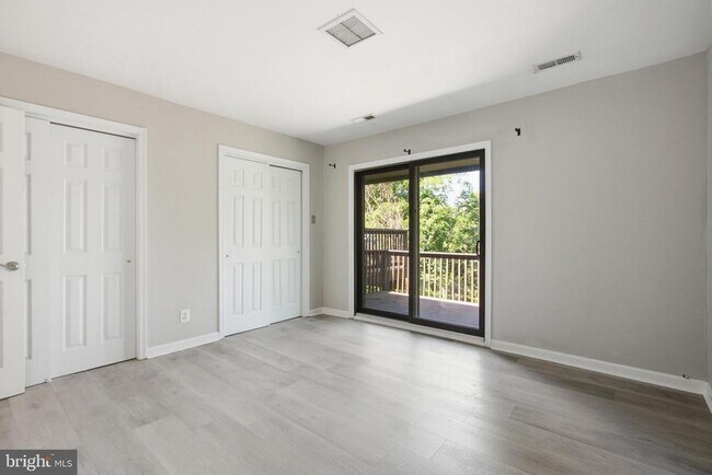 Building Photo - 27 Darien Way