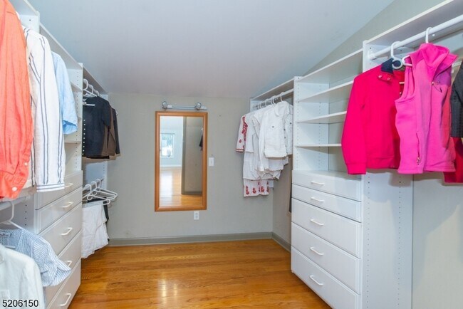 Building Photo - 326 Victor St